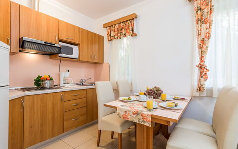 Ivana 2: Pièce, Meubles, Propriété, Design Intérieur, Bâtiment, Jaune, Cuisine, Maison, Sol, Table
