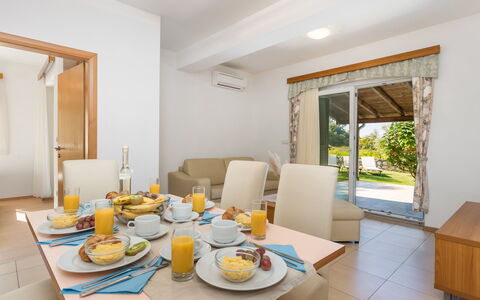 Rab Kampor 620: Pièce, Propriété, Meubles, Design Intérieur, Table, Bâtiment, Immobilier, Jaune, Maison, Salle À Manger