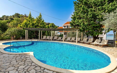 Rab Kampor 620: L'Eau, Ciel, Propriété, Piscine, Bleu, Bleu Azur, Plante, Arbre, Bâtiment, Loisir