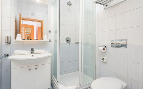 Rab Kampor 620: Salle De Bains, Propriété, Pièce, Luminaire Plomberie, Design Intérieur, Immobilier, Accessoire Salle De Bain, Robinet, Architecture, Bâtiment