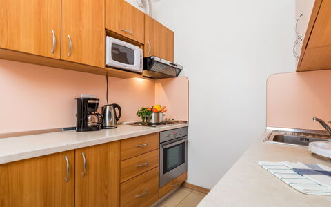 Rab Kampor 620: Comptoir, Propriété, Cabinetry, Pièce, Cuisine, Meubles, Jaune, Design Intérieur, Maison, Bâtiment