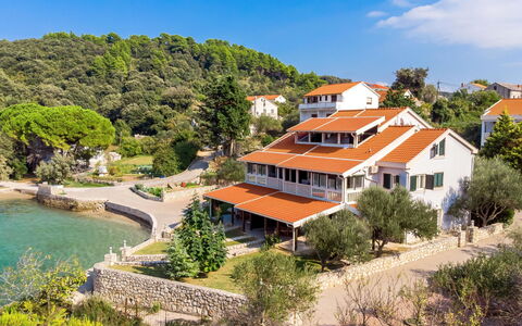 Rab Kampor 620: Ciel, L'Eau, Plante, Bâtiment, Nuage, Fenêtre, Arbre, Bleu Azur, Paysage Naturel, Maison