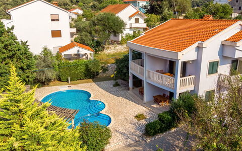 Rab Kampor 631: Bâtiment, Plante, Propriété, Fenêtre, Arbre, La Nature, Bleu Azur, Maison, Lot Terre, Architecture