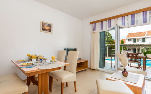 Rab Kampor 631: Pièce, Propriété, Meubles, Bâtiment, Design Intérieur, Immobilier, Maison, Table, Salle À Manger, Sol