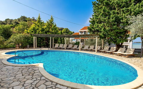 Lucija: L'Eau, Ciel, Propriété, Jour, Piscine, Bleu, Bleu Azur, Arbre, Plante, Bâtiment