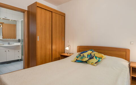 Lucija: Chambre, Lit, Meubles, Pièce, Drap De Lit, Matelas, Propriété, Cadre De Lit, Literie, Confort
