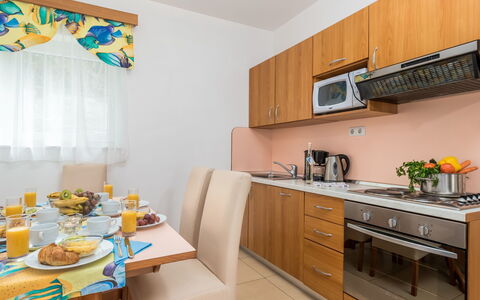 Lucija: Pièce, Propriété, Jaune, Meubles, Cuisine, Design Intérieur, Turquoise, Bâtiment, Immobilier, Maison