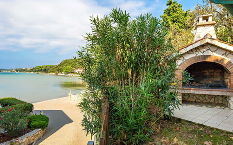 Lucija: La Nature, Bleu, Végétation, Propriété, Immobilier, Vert, Arbre, Ciel, Domicile, Architecture