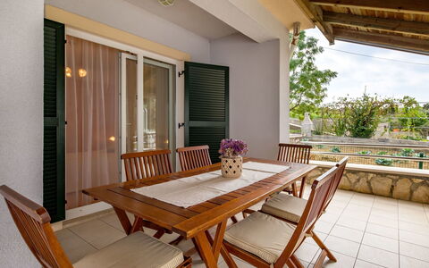 Lucija: Propriété, Pièce, Meubles, Table, Design Intérieur, Bâtiment, Immobilier, Maison, Salle À Manger, Balcon