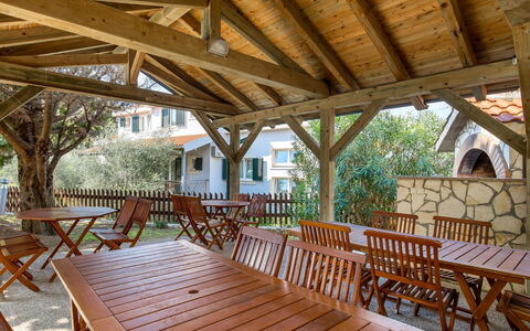 Lucija: Propriété, Bâtiment, Immobilier, Pièce, Maison, Porche, Bois, Domicile, Biens, Meubles