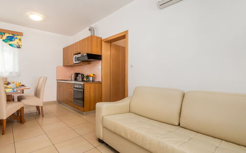 Lucija: Pièce, Propriété, Meubles, Immobilier, Design Intérieur, Bâtiment, Sol, Salon, Maison, Suite