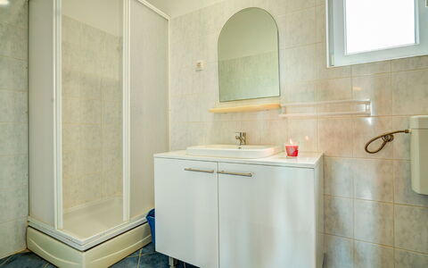 Pag Dinjiška 110: Salle De Bains, Pièce, Propriété, Tuile, Sol, Robinet, Design Intérieur, Mur, Luminaire Plomberie, Architecture
