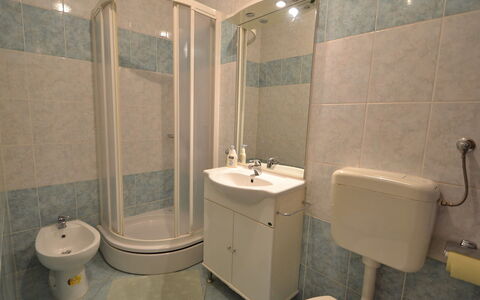 Starigrad-Paklenica 120: Salle De Bains, Propriété, Pièce, Luminaire Plomberie, Tuile, Mur, Architecture, Toilette, Sol, Design Intérieur