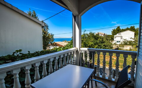 Starigrad-Paklenica 120: Ciel, Propriété, Meubles, Table, Bleu, Plante, Bleu Azur, Chaise, Porche, Bâtiment