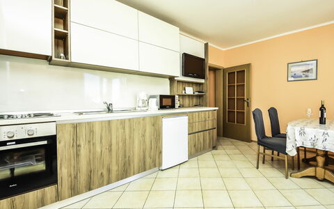 Starigrad-Paklenica 120: Cabinetry, Comptoir, Meubles, Propriété, Cuisine, Cuisinière, Appareil De Cuisine, Bois, Chaise, Design Intérieur