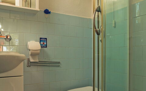 Dada: Salle De Bains, Tuile, Pièce, Propriété, Mur, Luminaire Plomberie, Accessoire Salle De Bain, Robinet, Céramique, Toilette