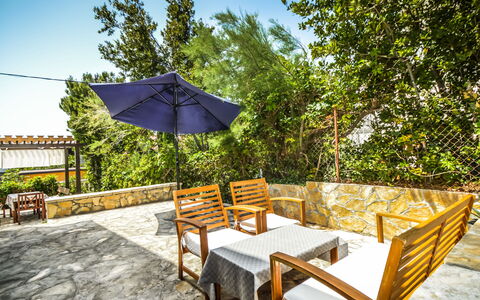 Marija: Plante, Propriété, Meubles, Ciel, Table, Bâtiment, Botanique, Ombre, Arbre, Mobilier De Jardin