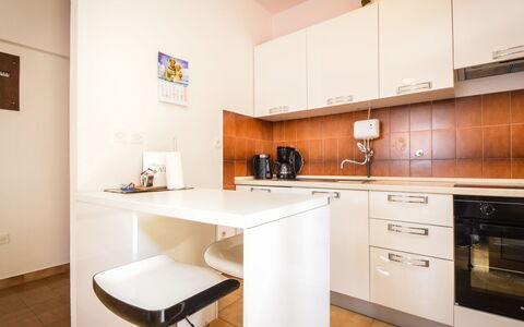 Marija: Cabinetry, Meubles, Comptoir, Propriété, Évier, Robinet, Bâtiment, Appareil De Cuisine, Cuisinière, Bois