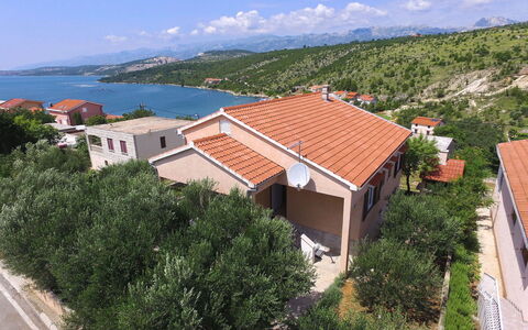 Mia: Ciel, Plante, Propriété, Nuage, Fenêtre, Bâtiment, L'Eau, Bleu Azur, Arbre, Bois