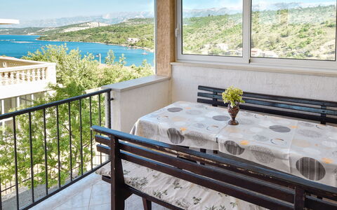 Mia: Ciel, Plante, Bâtiment, L'Eau, Propriété, Jour, Fenêtre, Bleu, Bois, Design Intérieur