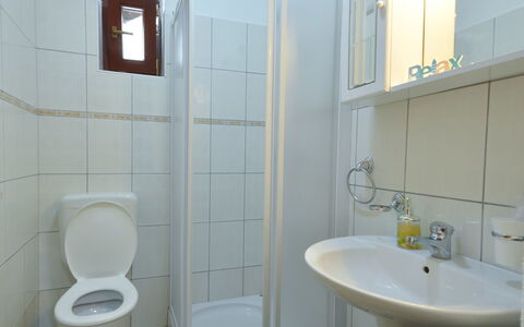 Novigrad (Zadar) 115: Miroir, Évier, Luminaire Plomberie, Propriété, Robinet, Blanc, Lavabo, Bleu, Salle De Bains, Violet