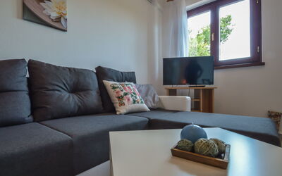 Mara 115.2: Canapé, Meubles, Table, Propriété, Fenêtre, Bleu Azur, Confort, Salon, Design Intérieur, Éclairage
