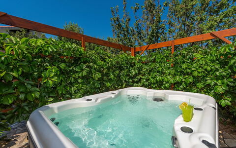 Milka: L'Eau, Plante, Jour, Propriété, Ciel, Bleu Azur, Vert, Piscine, Herbe