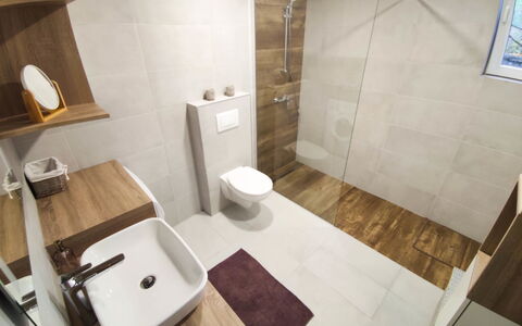 Milka: Luminaire Plomberie, Lavabo, Robinet, Toilette, Salle De Bains, Design Intérieur, Éclairage, Siège De Toilette, Bâtiment, Confort
