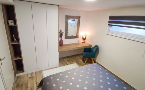 Milka: Meubles, Propriété, Confort, Bâtiment, Télévision, Cadre De Lit, Cabinetry, Table, Bois, Textile
