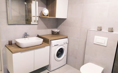 Milka: Buanderie, Cabinetry, Armoire De Toilette, Miroir, Propriété, Luminaire Plomberie, Sécheuse, Lavabo, Machine À Laver, Robinet
