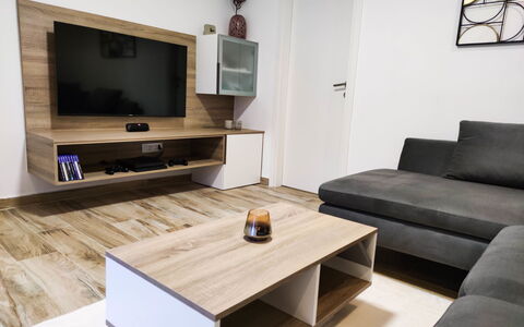 Milka: Canapé, Cadre, Table, Meubles, Propriété, Bois, Cabinetry, Salon, Confort, Design Intérieur