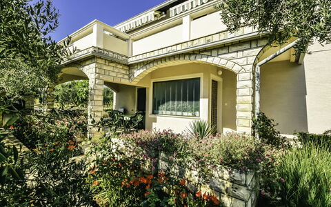 Marija: Plante, Bâtiment, Ciel, Fenêtre, Arbre, Maison, Ombre, Porte, Porche, Zone Résidentielle