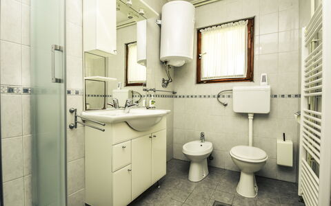 Marija: Propriété, Évier, Siège De Toilette, Lavabo, Violet, Toilette, Salle De Bains, Bâtiment, Luminaire Plomberie, Miroir