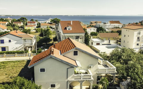 Marija: Ciel, Propriété, Jour, Bâtiment, Fenêtre, Plante, Arbre, Végétation, Lot Terre