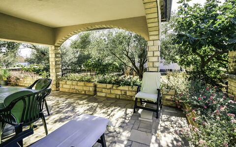 Marija: Plante, Meubles, Propriété, Ombre, Chaise, Architecture, Bâtiment, Mobilier De Jardin, Arbre, Loisir