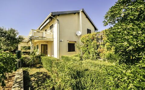 Marija: Plante, Ciel, Bâtiment, Fenêtre, Maison, Arbre, Lot Terre, Zone Résidentielle, Herbe, Arbuste