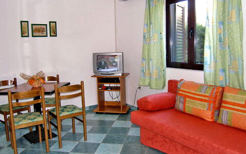 Vir 131: Pièce, Meubles, Salon, Propriété, Design Intérieur, Sol, Bâtiment, Orange, Mur, Maison