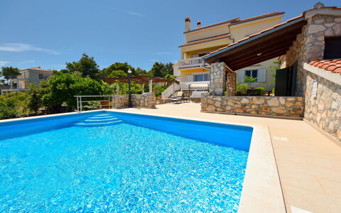 Cici: L'Eau, Plante, Ciel, Propriété, Bâtiment, Piscine, Bleu, Bleu Azur, Rectangle, Maison