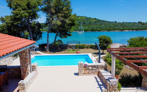 Cici: L'Eau, Ciel, Plante, Bâtiment, Nuage, Piscine, Bleu Azur, La Nature, Mobilier De Jardin, Arbre