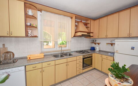 Cici: Comptoir, Cabinetry, Meubles, Propriété, Évier, Evier, Cuisine, Bâtiment, Cuisinière, Plante
