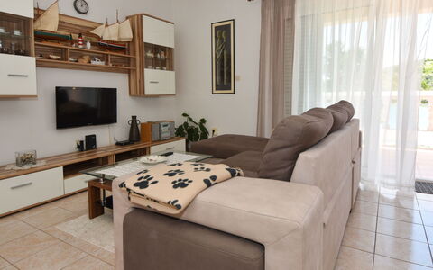 Cici: Meubles, Cadre, Propriété, Canapé, Confort, Table, Bois, Plante, Bâtiment, Design Intérieur