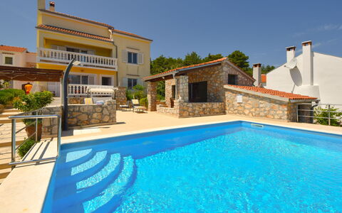 Cici: Ciel, L'Eau, Plante, Propriété, Piscine, Bâtiment, Bleu Azur, Ombre, Loisir, Zone Résidentielle