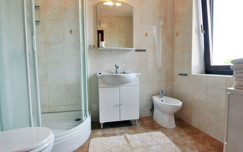 Mirta: Salle De Bains, Propriété, Pièce, Sol, Tuile, Luminaire Plomberie, Design Intérieur, Mur, Bâtiment, Armoire De Toilette