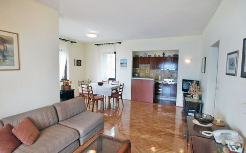 Mirta: Pièce, Propriété, Salon, Bâtiment, Meubles, Immobilier, Design Intérieur, Maison, Sol, Domicile
