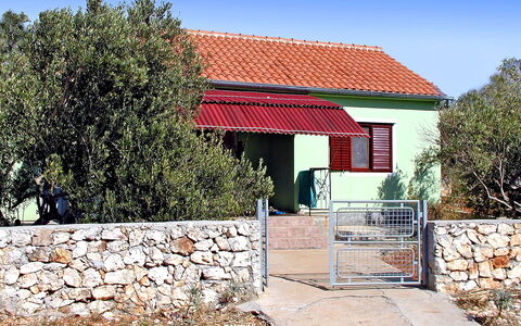 Rudi: Propriété, Maison, Bâtiment, Mur, Chalet, Zone Rurale, Immobilier, Domicile, Arbre, Architecture