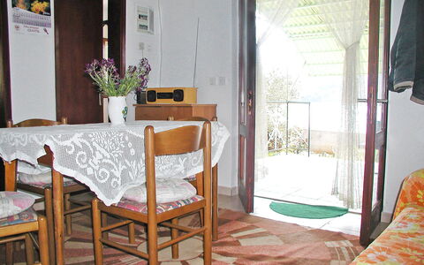 Rudi: Pièce, Propriété, Meubles, Design Intérieur, Maison, Bâtiment, Salon, Table, Immobilier, Rideau