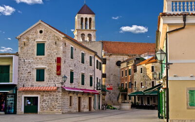 Vodice 160: Ville, Bâtiment, Quartier, Propriété, Architecture, Ciel, Point De Repère, Établissements Humains, Zone Résidentielle, Maison