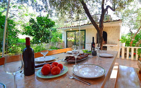 Rogoznica Ražanj 510: Table, Vaisselle, Meubles, Propriété, Aliments, Plante, Bouteille, Chaise, Bâtiment, Design Intérieur