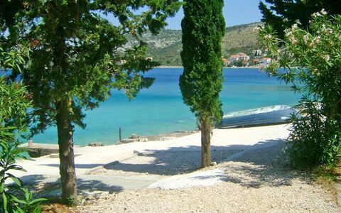 Rogoznica Ražanj 510: L'Eau, Plante, Ciel, Propriété, Bleu Azur, Paysage Naturel, Branche, Arbre, Ombre, Végétation