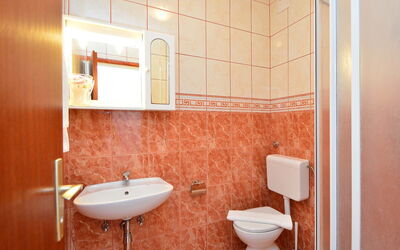 Marina 510.1: Salle De Bains, Propriété, Pièce, Design Intérieur, Mur, Luminaire Plomberie, Tuile, Orange, Architecture, Toilette